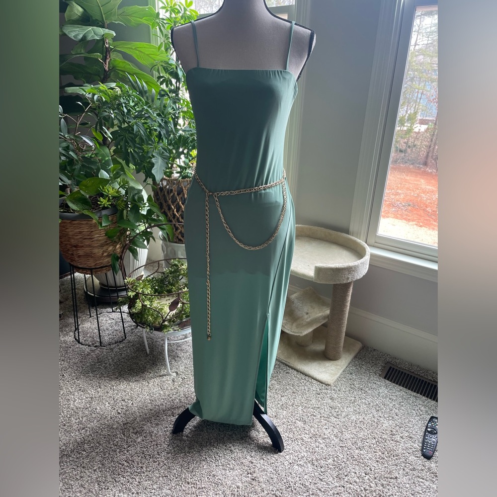 Guess Woman’s Lined Dress in SZ L in gently used condition